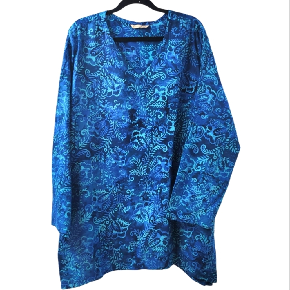 Soft Surroundings Tie Dye Blue Floral Blue Vneck Long Sleeve Rayon Tunic Blouse.